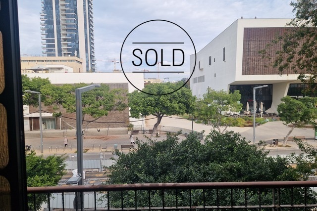 Large apartment for sale near Arlozorov Country Club Tel Aviv