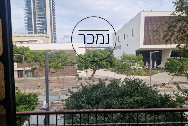 למכירה דירה ענקית מול קאנטרי ארלוזורוב תל אביב